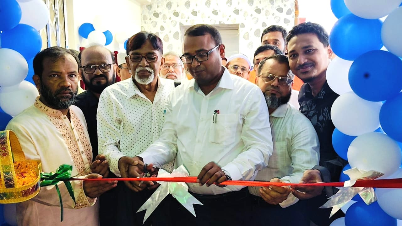 লক্ষ্মীপুর পৌরসভার নিজস্ব ভবনে কার্যক্রমের উদ্বোধন